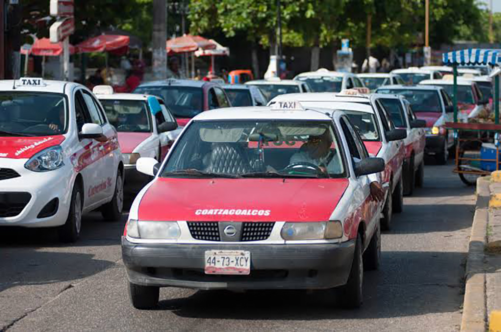 Mujer abordando un taxi de noche en temporada decembrina
