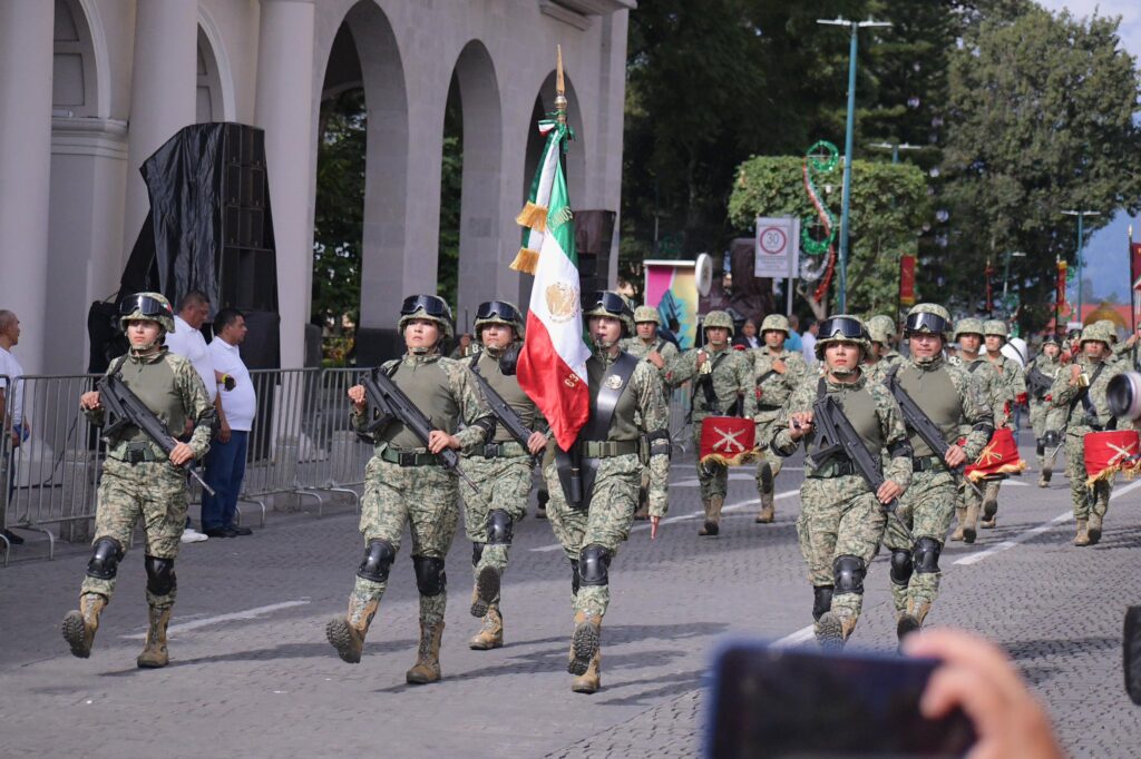 Soldado del Ejército mexicano en contraste con los altos salarios de legisladores en México.