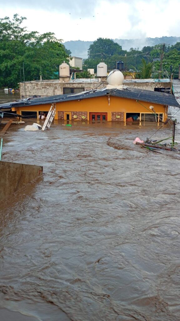 Entrega de apoyos y enseres a familias afectadas por inundaciones en el norte de Veracruz.