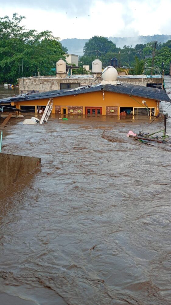 Entrega de apoyos y enseres a familias afectadas por inundaciones en el norte de Veracruz.