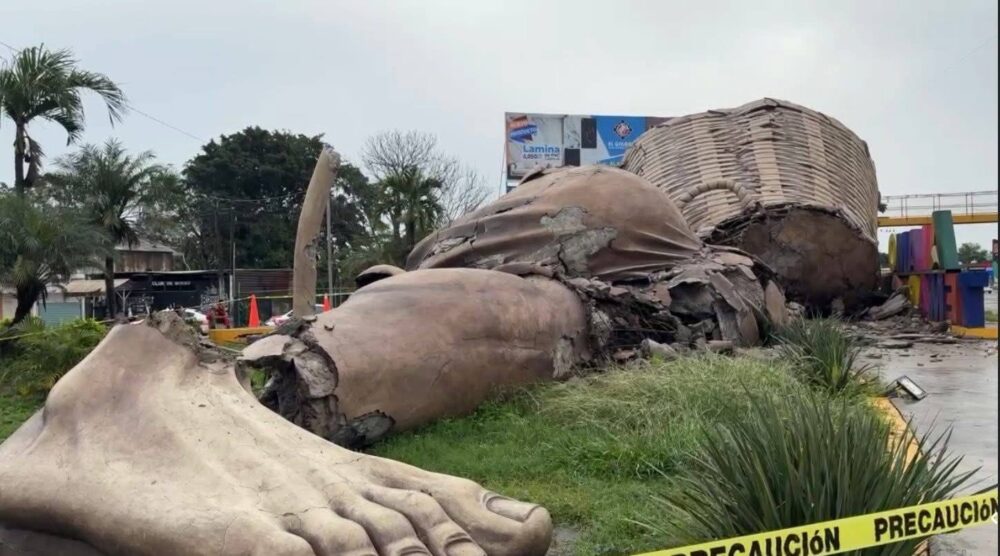 Restos del monumento al Colotero tras derrumbe en Álamo, Veracruz