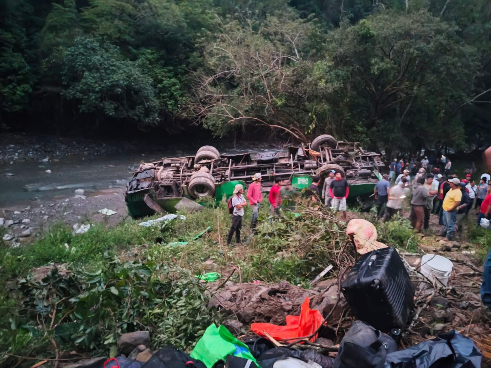 Autoridades y comunidad atienden accidente de autobús en Zontecomatlán, Veracruz