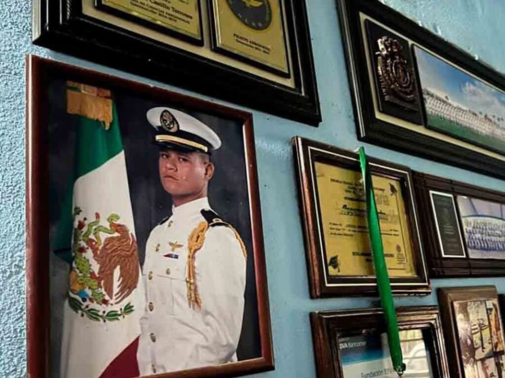 Familias de marinos mexicanos viven horas de angustia tras accidente aéreo en Galveston