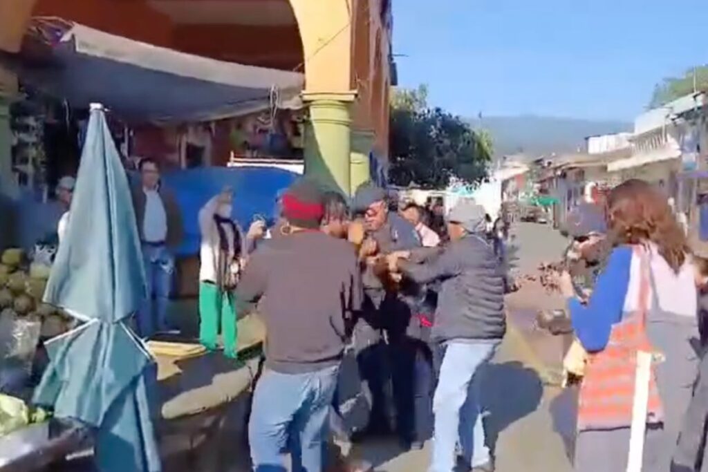 Policías forcejean con comerciantes en operativo en Coatepec