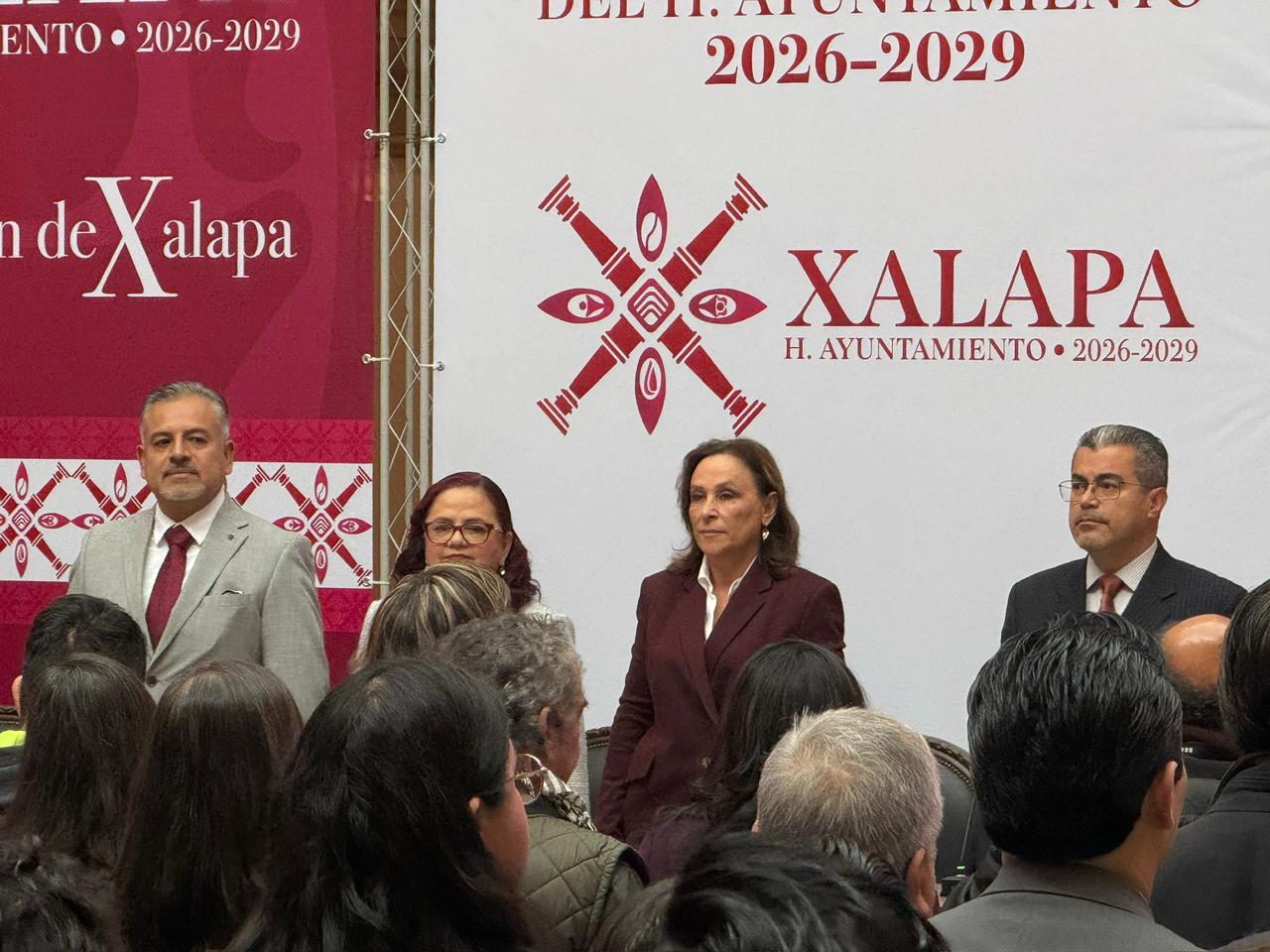 Rocío Nahle en evento oficial, declara sobre pagos atrasados a trabajadores del sector Salud