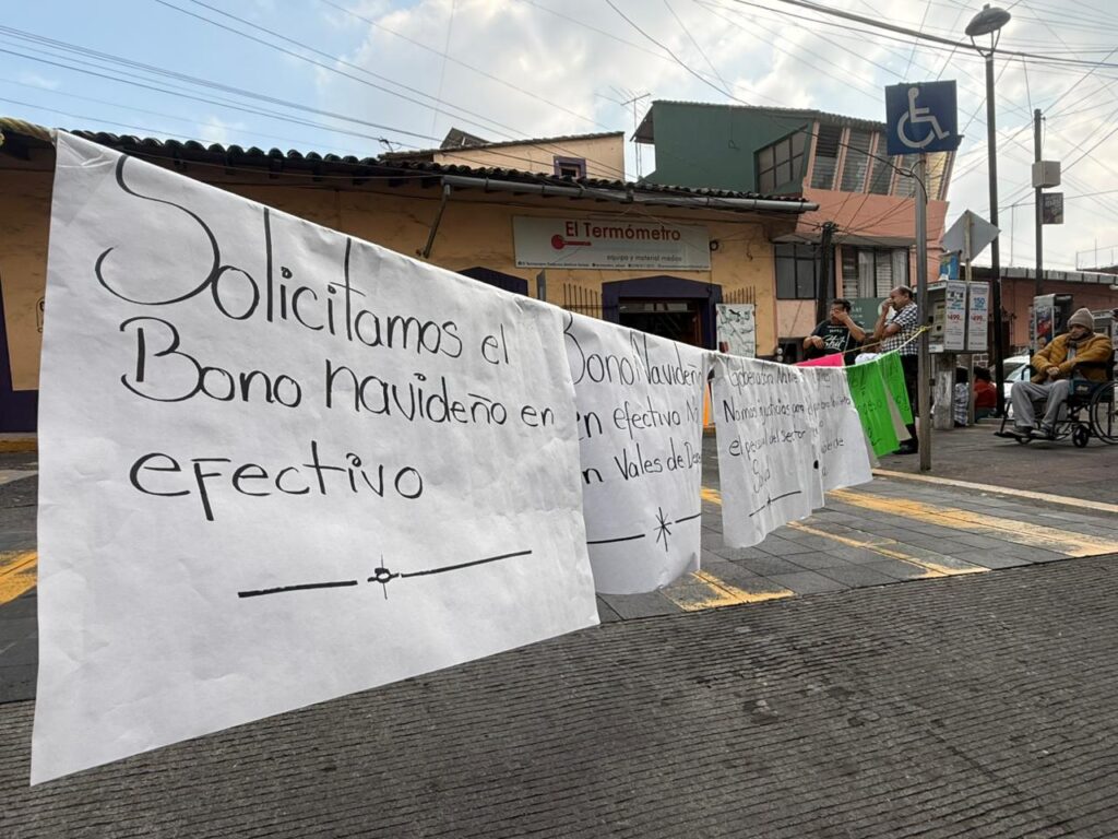 Empleados de Salud protestan por pago de bono con vales en Veracruz