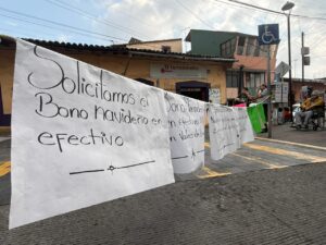 Empleados de Salud protestan por pago de bono con vales en Veracruz