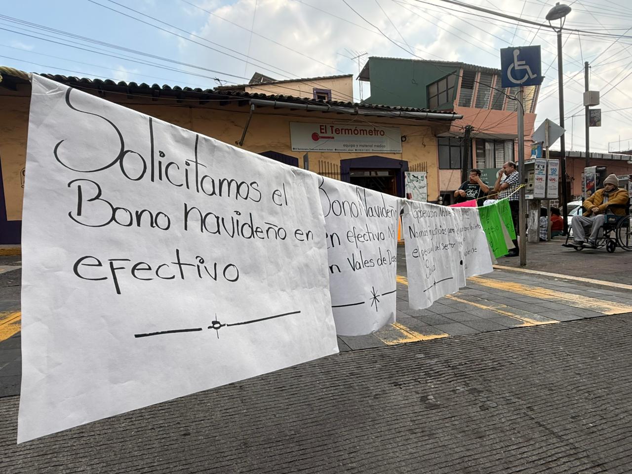 Empleados de Salud protestan por pago de bono con vales en Veracruz