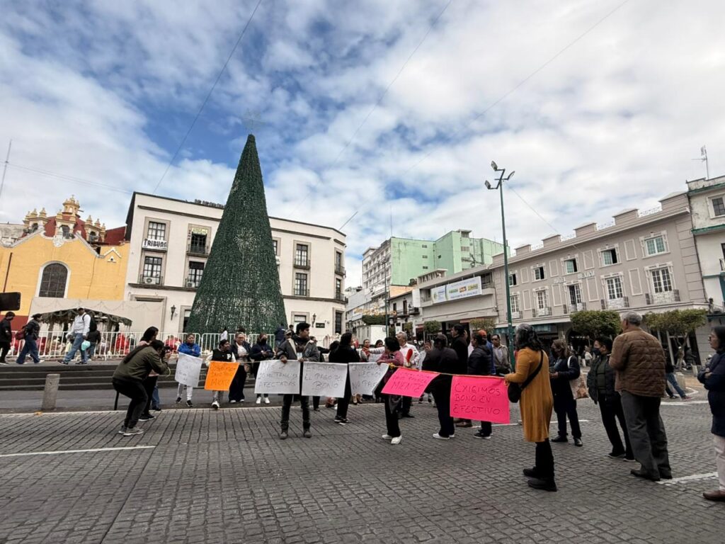 Trabajadores de Salud protestan frente a Palacio de Gobierno en Xalapa por falta de pago del bono de fin de año.