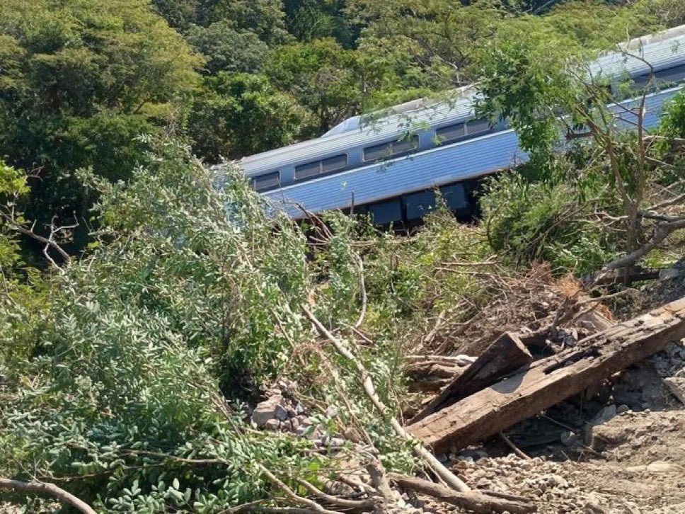 Elementos de la Marina en operativo tras descarrilamiento del tren del Corredor Interoceánico en Oaxaca