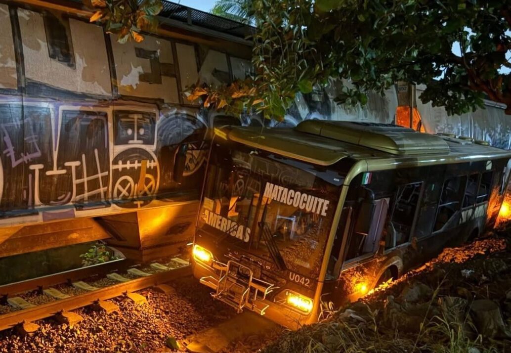 Camión Ulúa accidentado en cruce ferroviario de Tejería, Veracruz