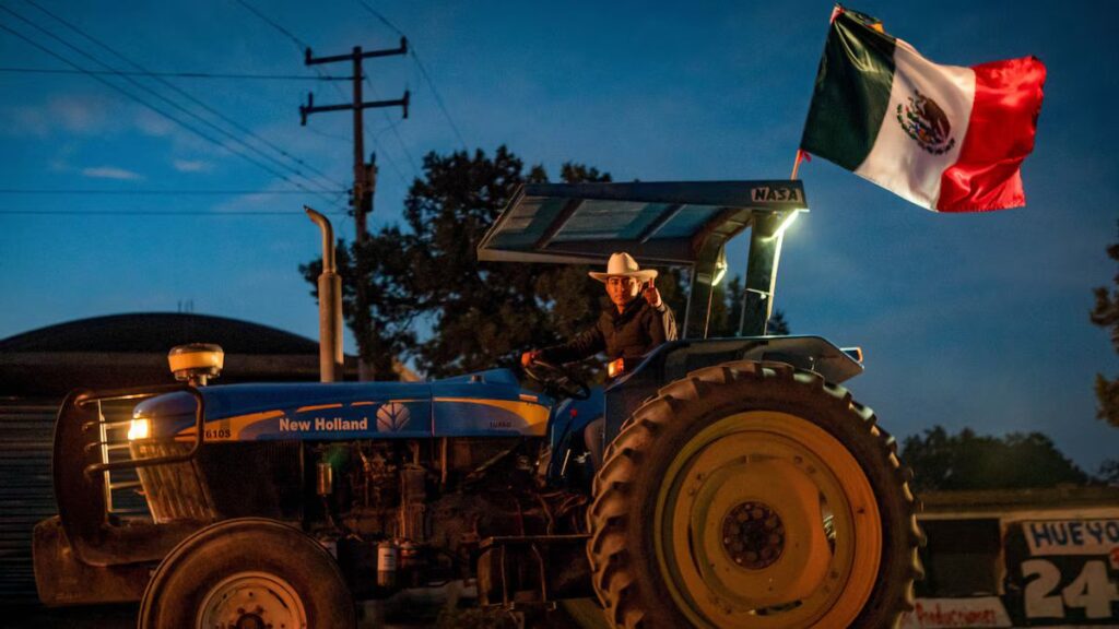 Caravana de agricultores sale de Perote en defensa del agua