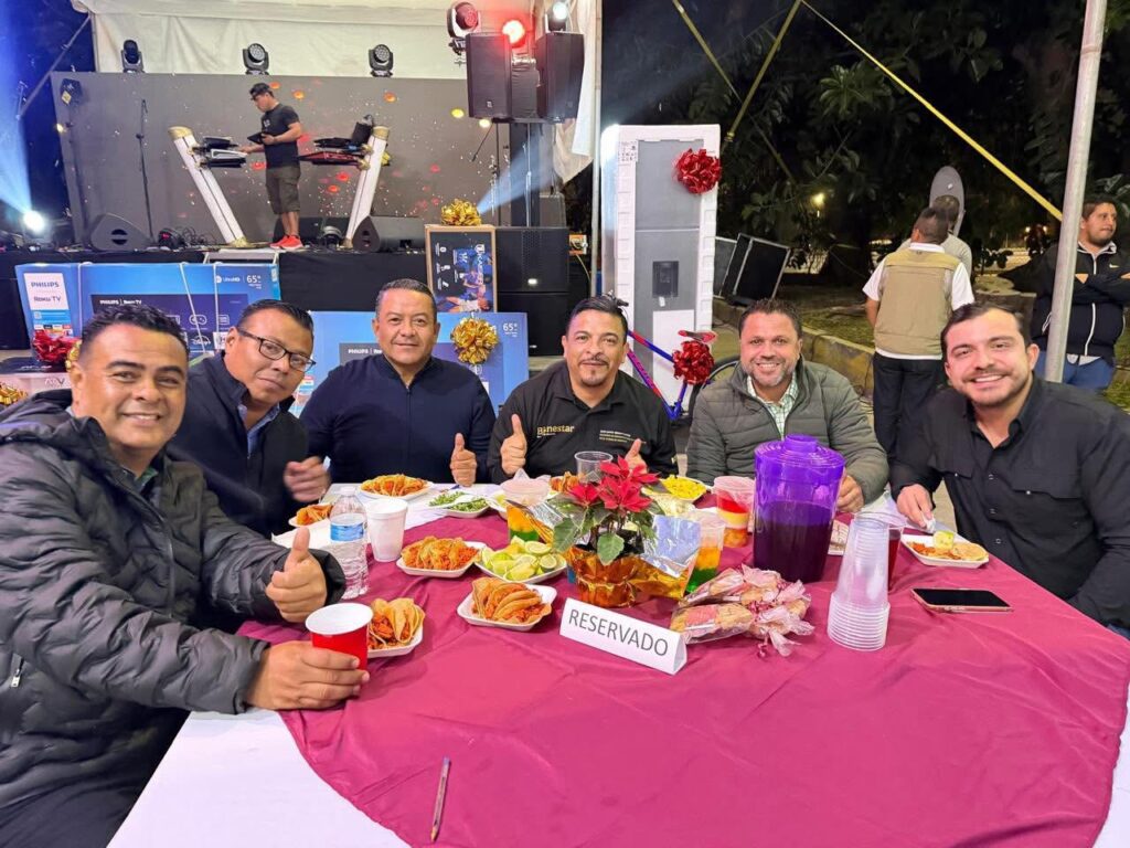 Juan Javier Gómez Cazarín en una reunión discreta con personal de Bienestar Veracruz