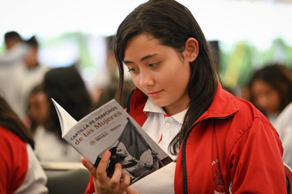Mujer realiza tareas del hogar mientras cuida a su hija, representa la desigualdad del trabajo no remunerado en México