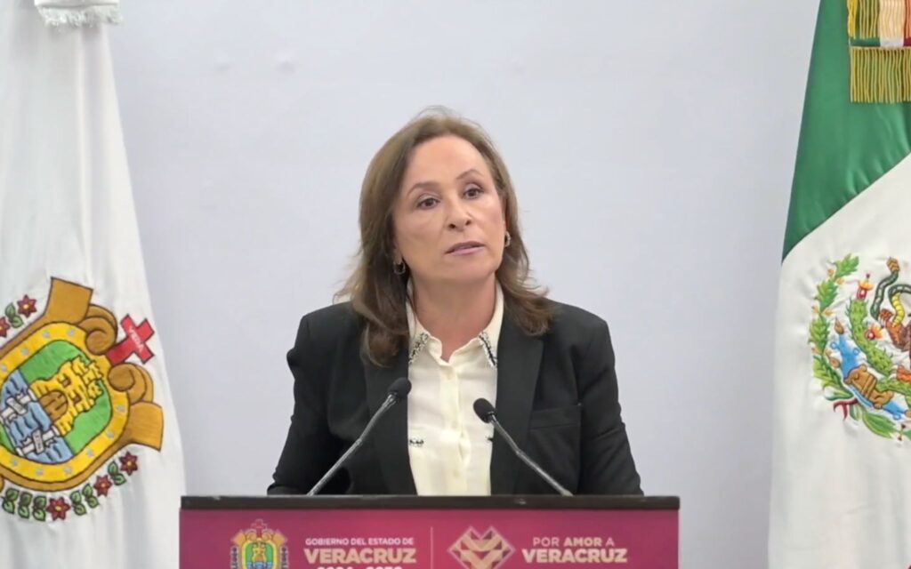 Trabajadores de Salud protestan en Veracruz por pago de bono en vales