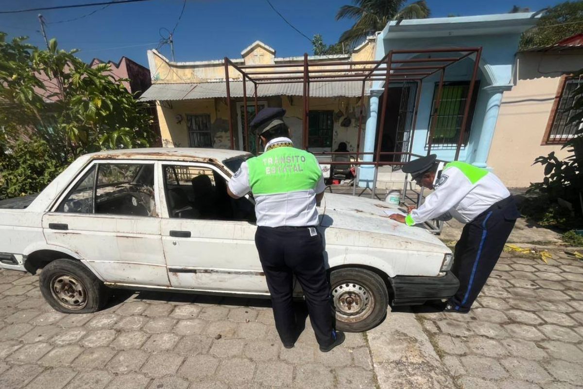 Agentes de Tránsito notifican vehículo con aparente abandono en Tlacotalpan, Veracruz