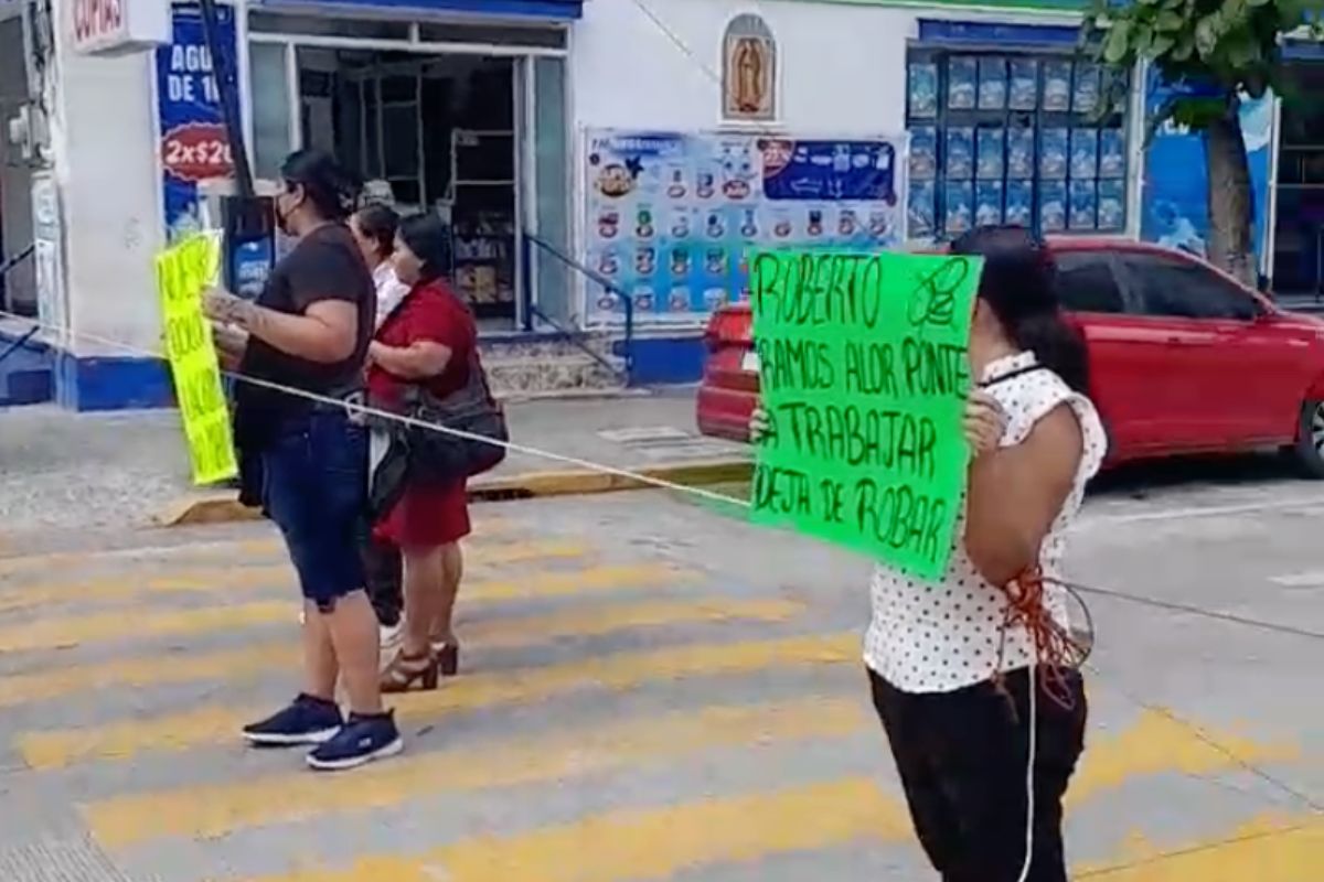 Personas bloquean acceso a hospitales en Veracruz por desabasto de insumos médicos