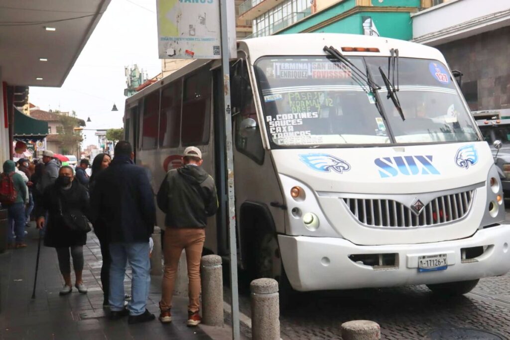 Pasajeros en Xalapa subiendo a un autobús tras aumento no anunciado al pasaje urbano