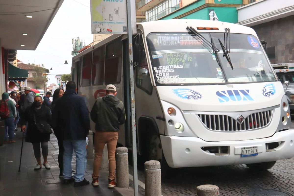 Pasajeros en Xalapa subiendo a un autobús tras aumento no anunciado al pasaje urbano