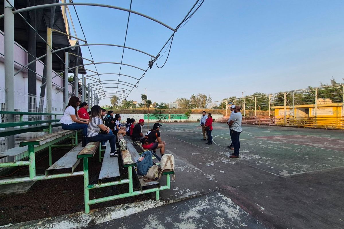Jóvenes jugando futbol en cancha rehabilitada en Veracruz rumbo al Mundial 2026