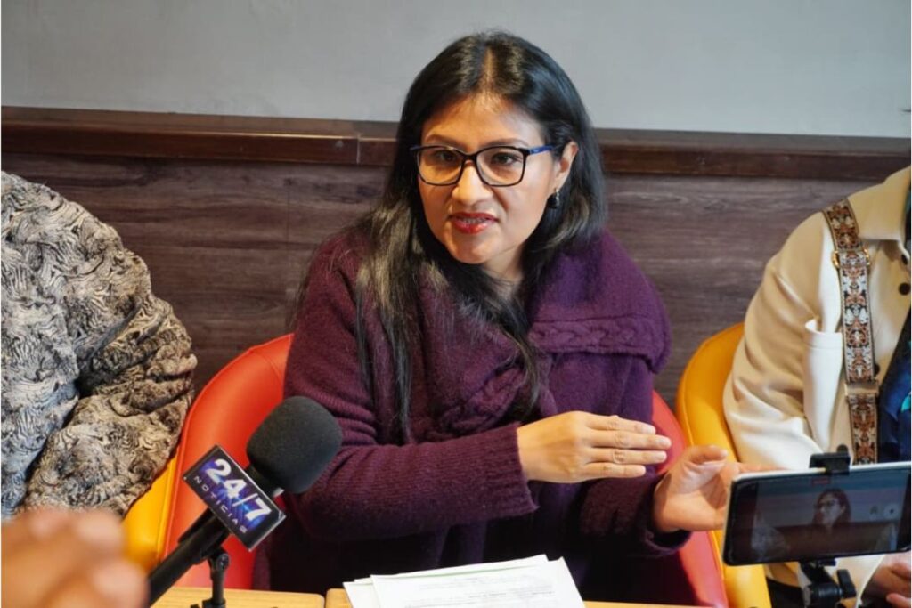 Adulto mayor revisa documentos de deuda por embargo a Pensión para el Bienestar