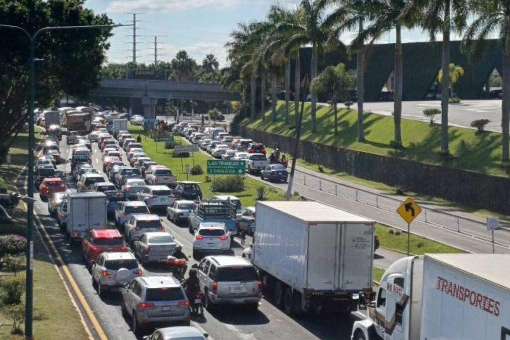 Contribuyentes en oficina de Hacienda realizando el reemplacamiento vehicular en Veracruz 2026