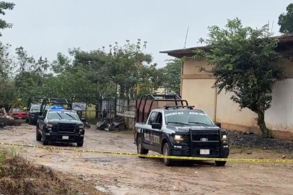 Zona acordonada tras ejecución de cuatro hombres en chatarrera de Acayucan