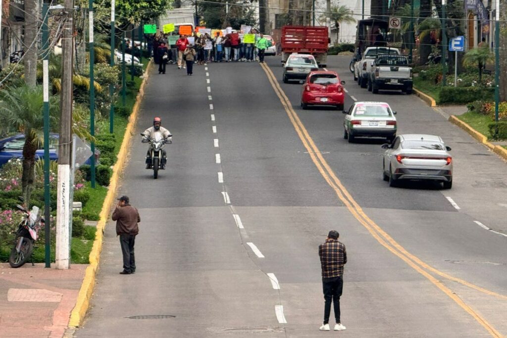 Educadores comunitarios del Conafe protestan en Xalapa por pago de bono y mejores condiciones laborales