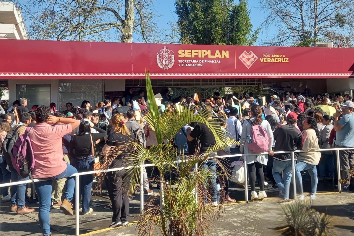 Largas filas y desorden en módulos de reemplacamiento en Veracruz