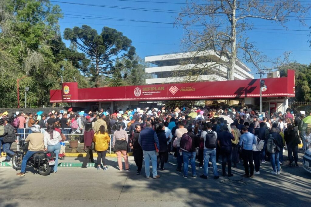 Filas de aspirantes afuera de SEFIPLAN Veracruz en jornada de contratación