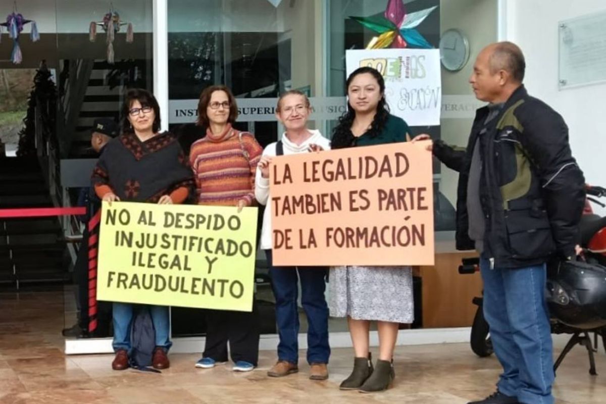 Profesores protestan frente al ISMEV tras despidos sin aviso oficial en Xalapa