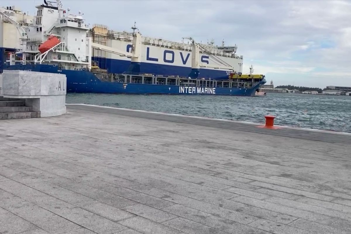 Personas abrigadas en el malecón de Veracruz durante el frente frío 27