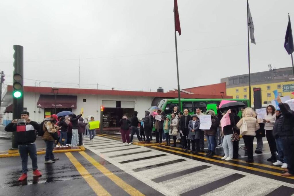Protesta de asesores y maestros de la UPAV con bloqueo en calle Oriente 6 de Orizaba