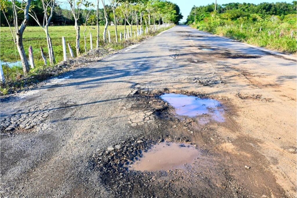 Camino Pajapan–Los Cerritos con baches y daños tras obra de la SIOP