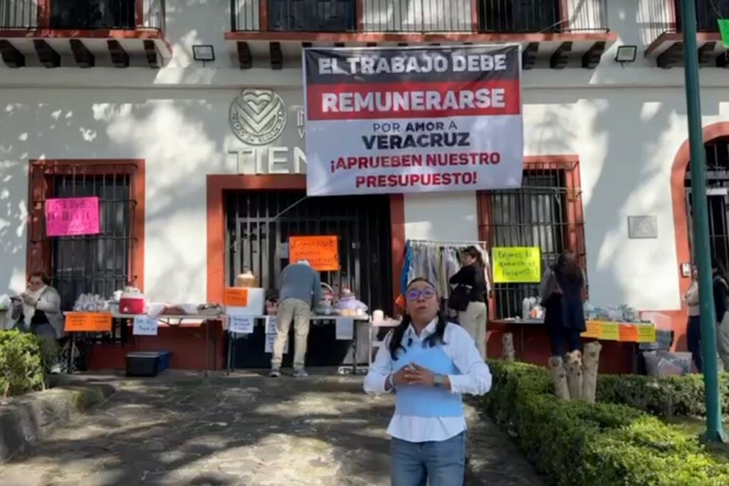 Protesta de empleados del Fondo del Futuro frente a oficinas en Xalapa por falta de pago