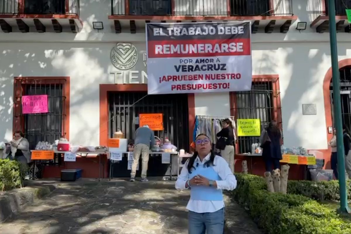 Protesta de empleados del Fondo del Futuro frente a oficinas en Xalapa por falta de pago
