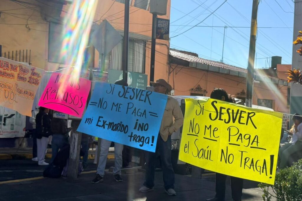 Protesta de trabajadores de Salud en Xalapa por falta de pago de la quincena