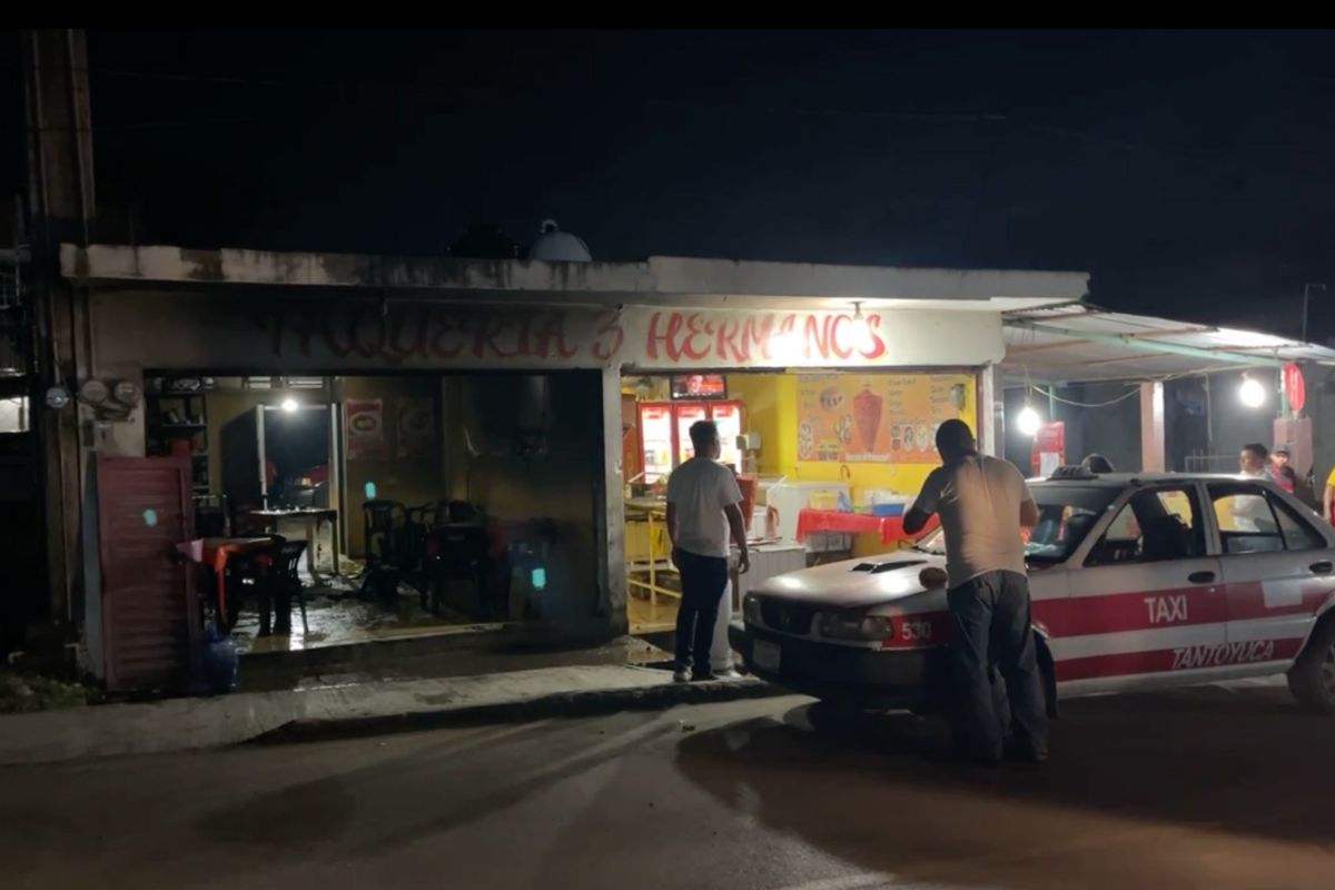 Fachada de la taquería atacada con gasolina en Tantoyuca, Veracruz