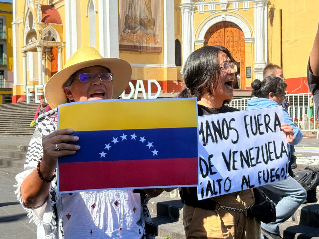 Manifestantes en Xalapa con pancartas contra intervención de EE.UU. en Venezuela.
