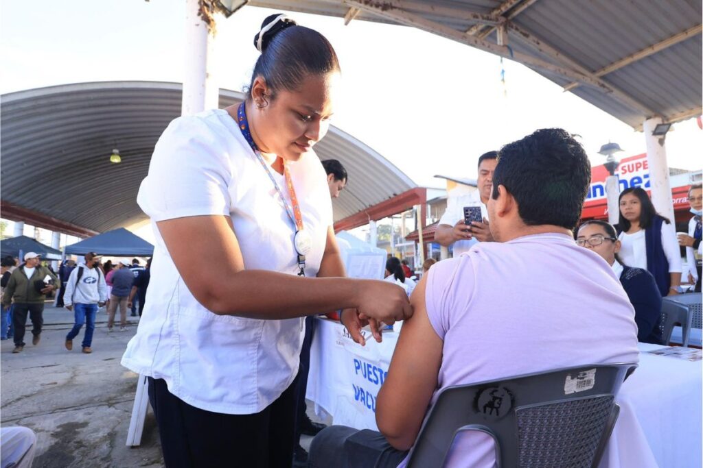 Persona con maleta observando mapa de México con alertas por sarampión en 2026