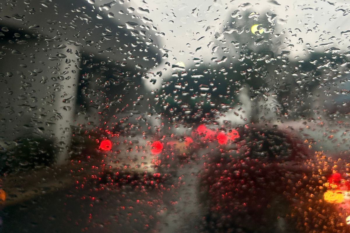 Panorámica lluviosa de Xalapa con paraguas y neblina por frente frío 32