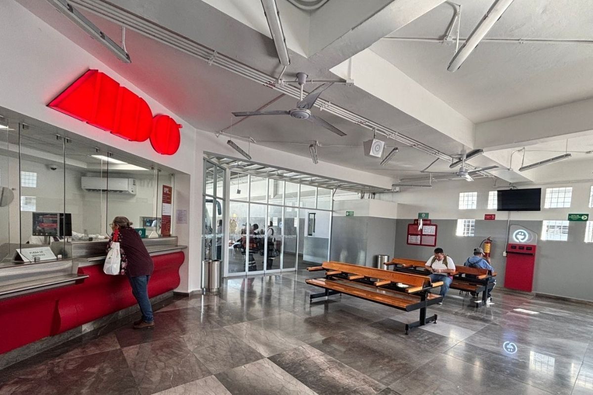 Autobuses ADO y Estrella Blanca suspenden corridas en Veracruz por bloqueos carreteros.