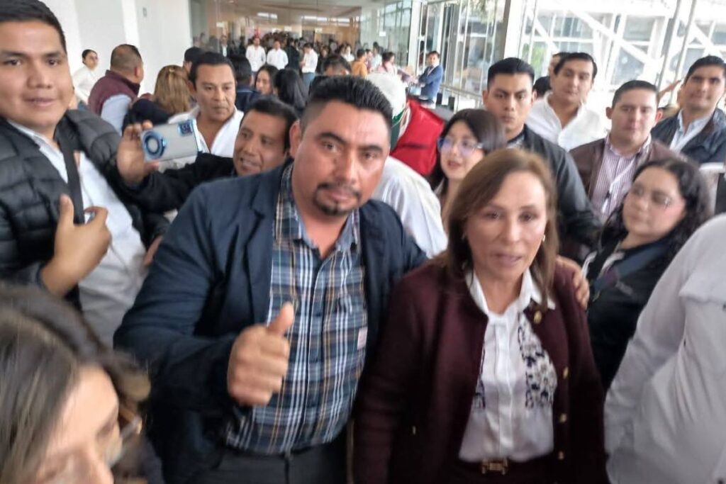 Abel Hernández, alcalde de Tlacolulan, aparece en evento de Morena mientras trabajadores reclaman dos quincenas sin pagar