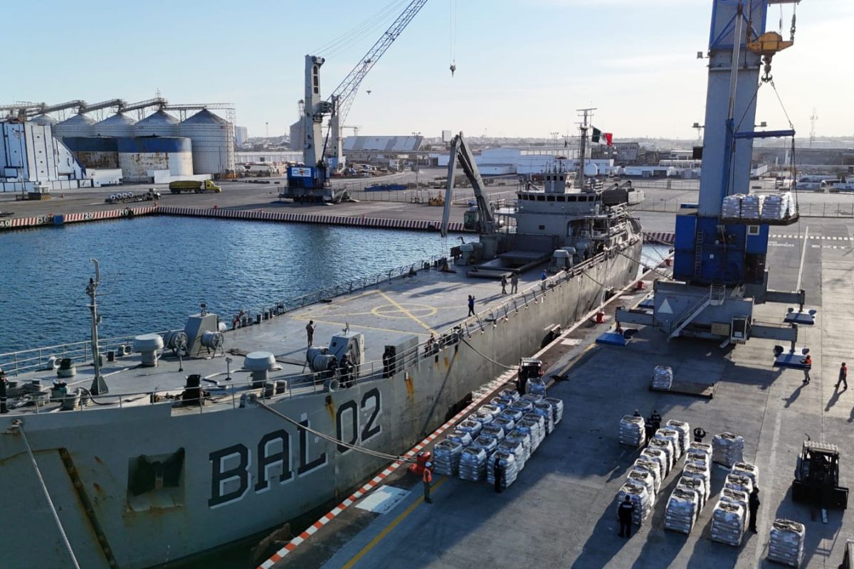 Buques de la Armada de México cargando ayuda humanitaria en el puerto de Veracruz