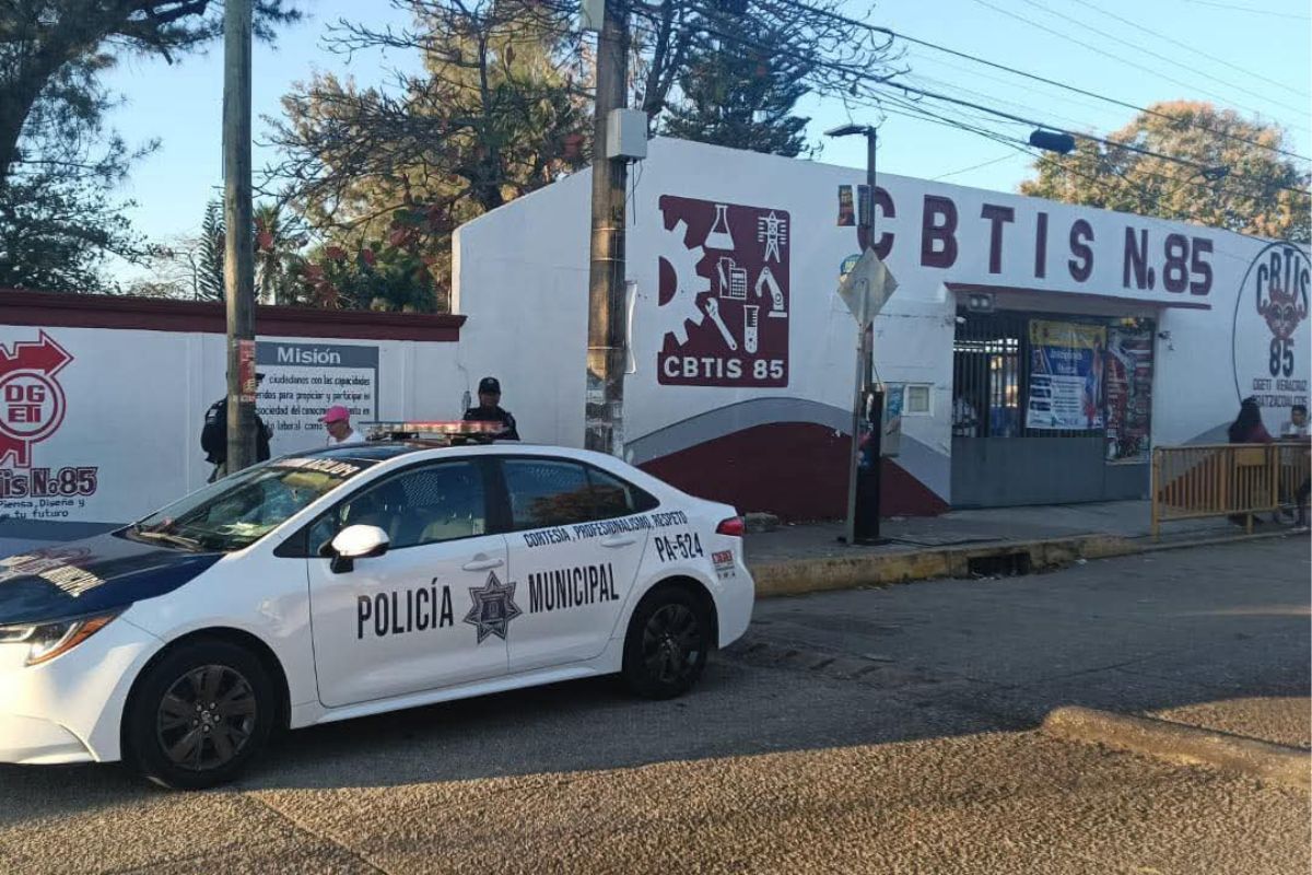 Fachada del CBTIS 85 en Coatzacoalcos tras ataque con bombas molotov.