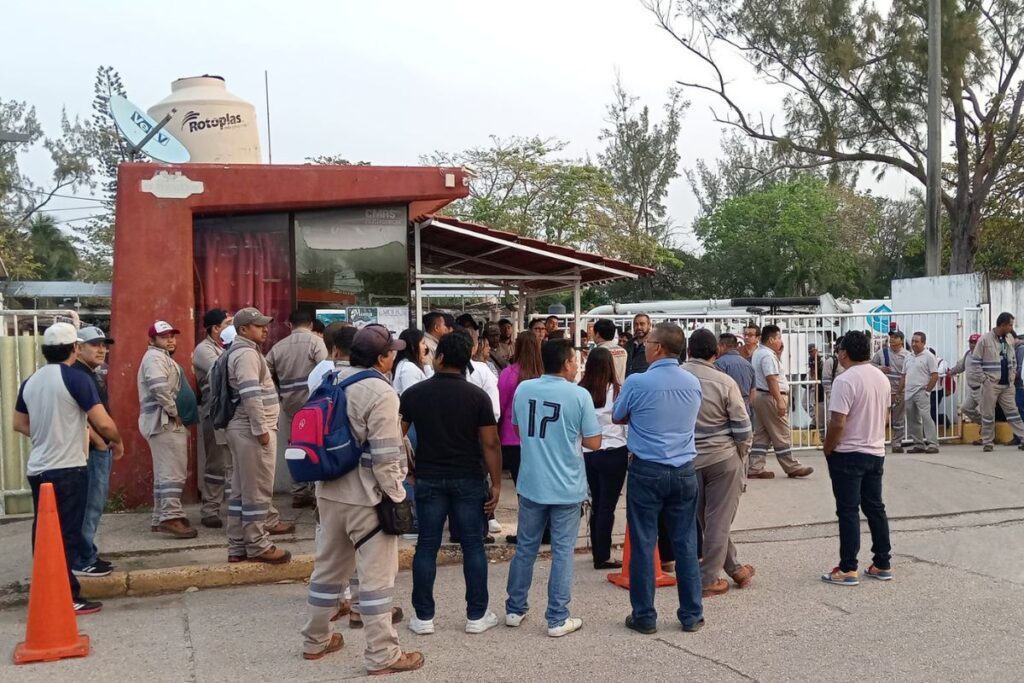 Trabajadores sindicalizados de CMAS Coatzacoalcos durante protesta por despido de empleados