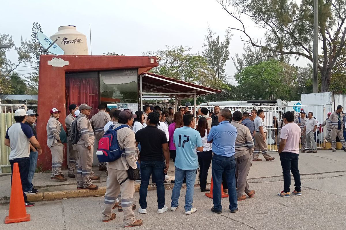 Trabajadores sindicalizados de CMAS Coatzacoalcos durante protesta por despido de empleados