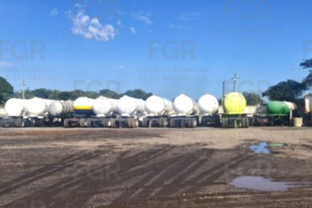 FGR aseguró 149 vehículos y 82 mil litros de hidrocarburo en cuatro cateos en Minatitlán, Veracruz.