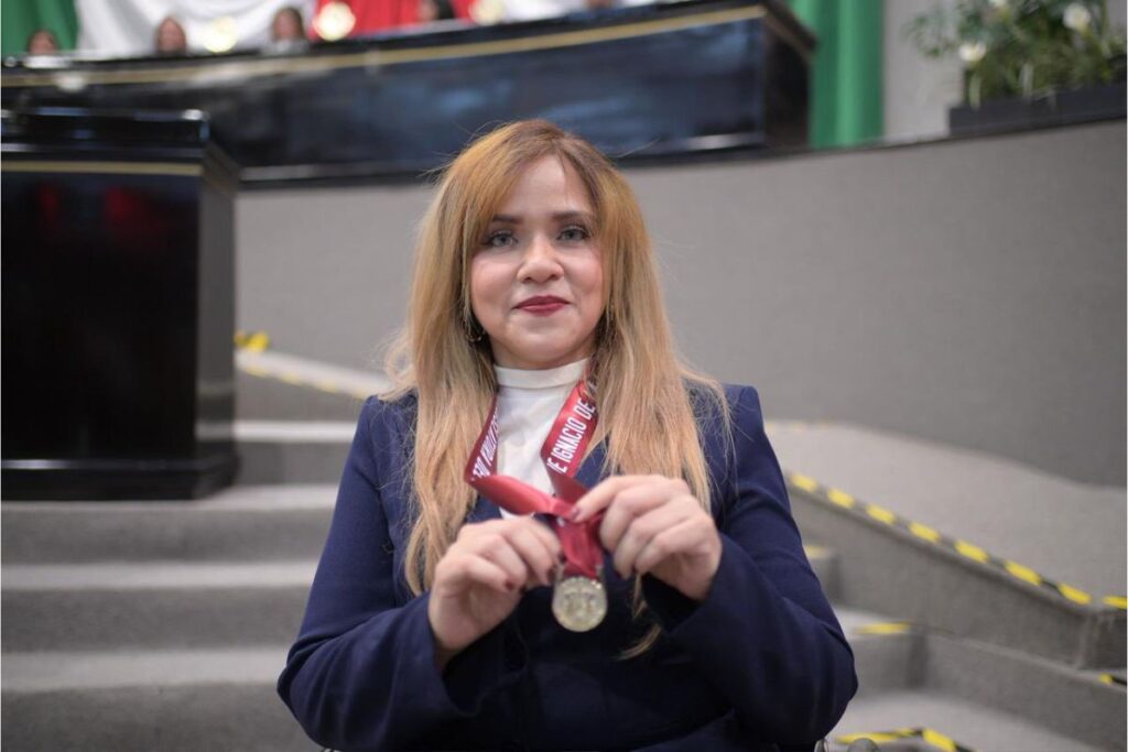 María Luisa Bandala recibe la Medalla Adolfo Ruiz Cortines 2025 en el Congreso de Veracruz.