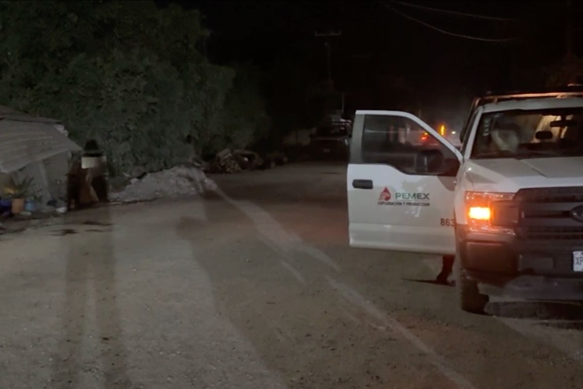 Personal de Pemex y Protección Civil atienden derrame de hidrocarburo en ejido San Miguel Mecatepec, Tihuatlán.